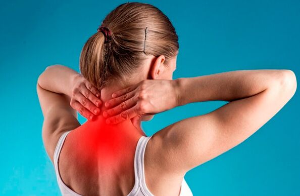 Una donna è preoccupata per l'osteocondrosi cervicale