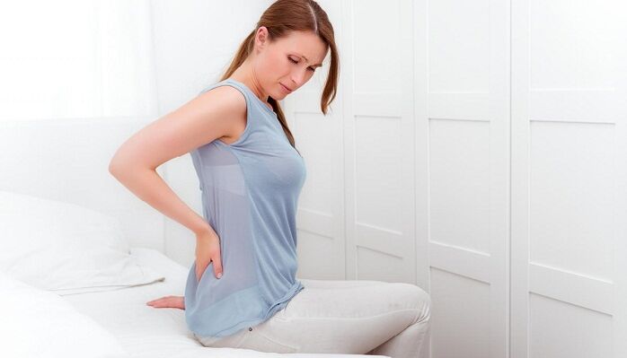 Una donna è preoccupata per il mal di schiena