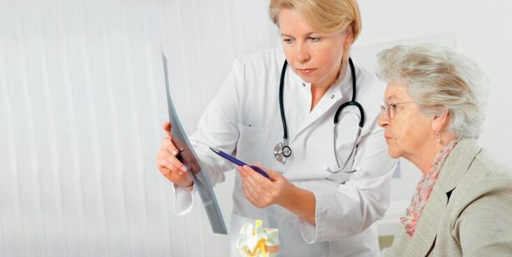 il medico prescrive un trattamento per il mal di schiena